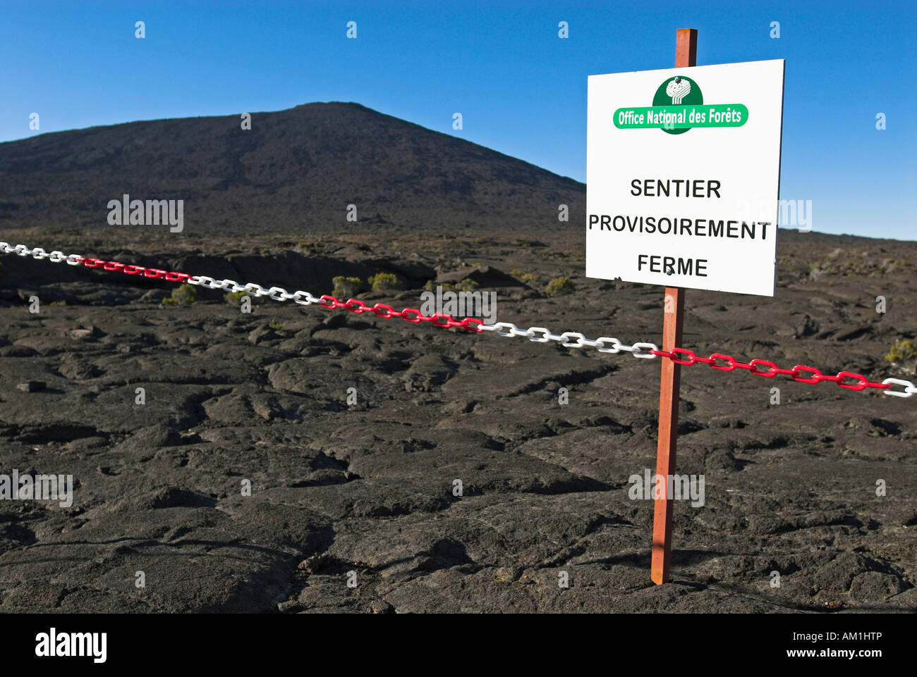 Wanderweg geschlossen wegen der 2007 Eruption Caldera des Piton De La Fournaise Vulkan, La Réunion, Frankreich, Afrika Stockfoto