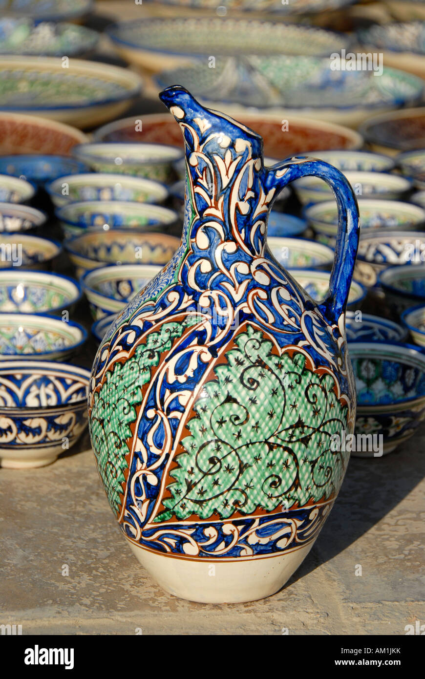 Dose und Cups verziert mit blauen und grünen Ornamenten Samarkand Uzbekistan Stockfoto