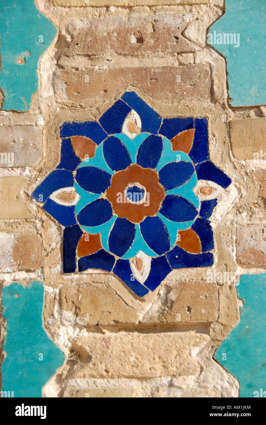 Muster einer Blume mit bunten Fliesen an der Wand des Gur-e Amir Mausoleum Samarkand Uzbekistan Stockfoto