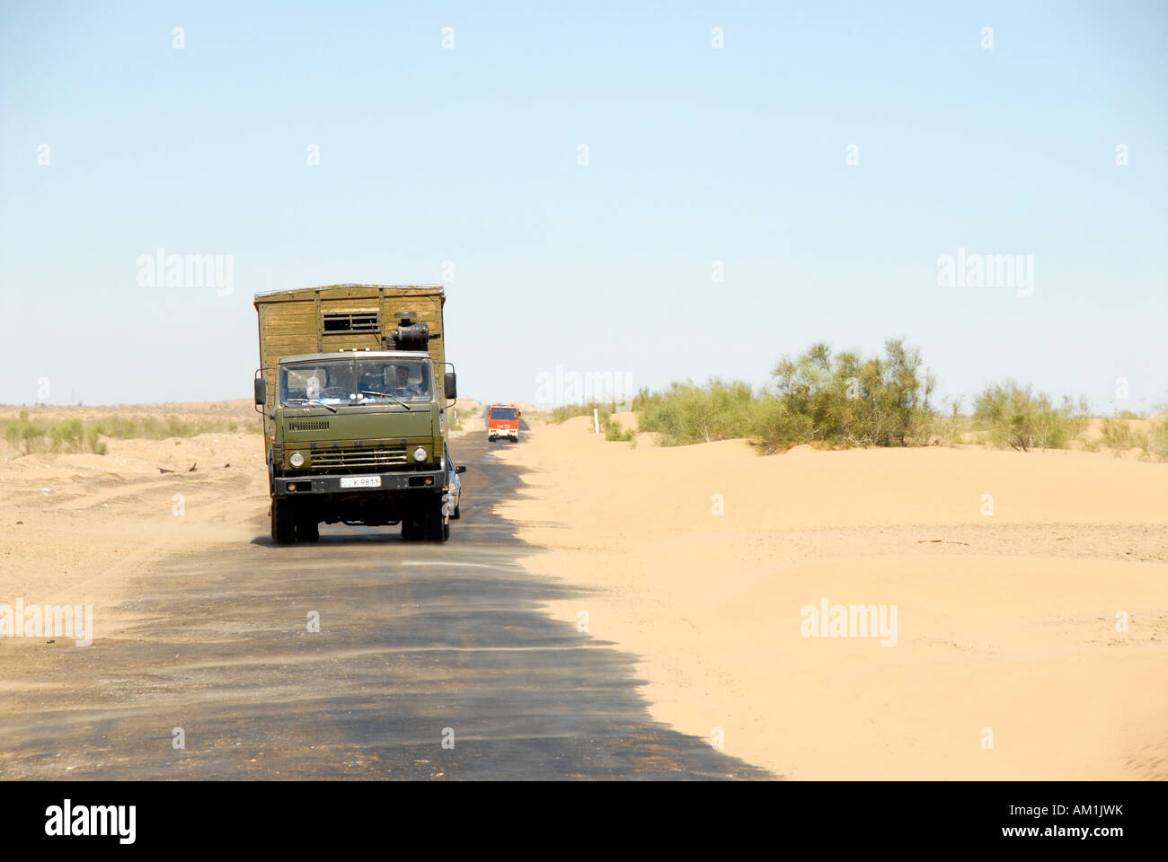 Russische Lkw Kamas unterwegs im Sandsturm in Kyzyl Kum Wüste Usbekistan Stockfoto