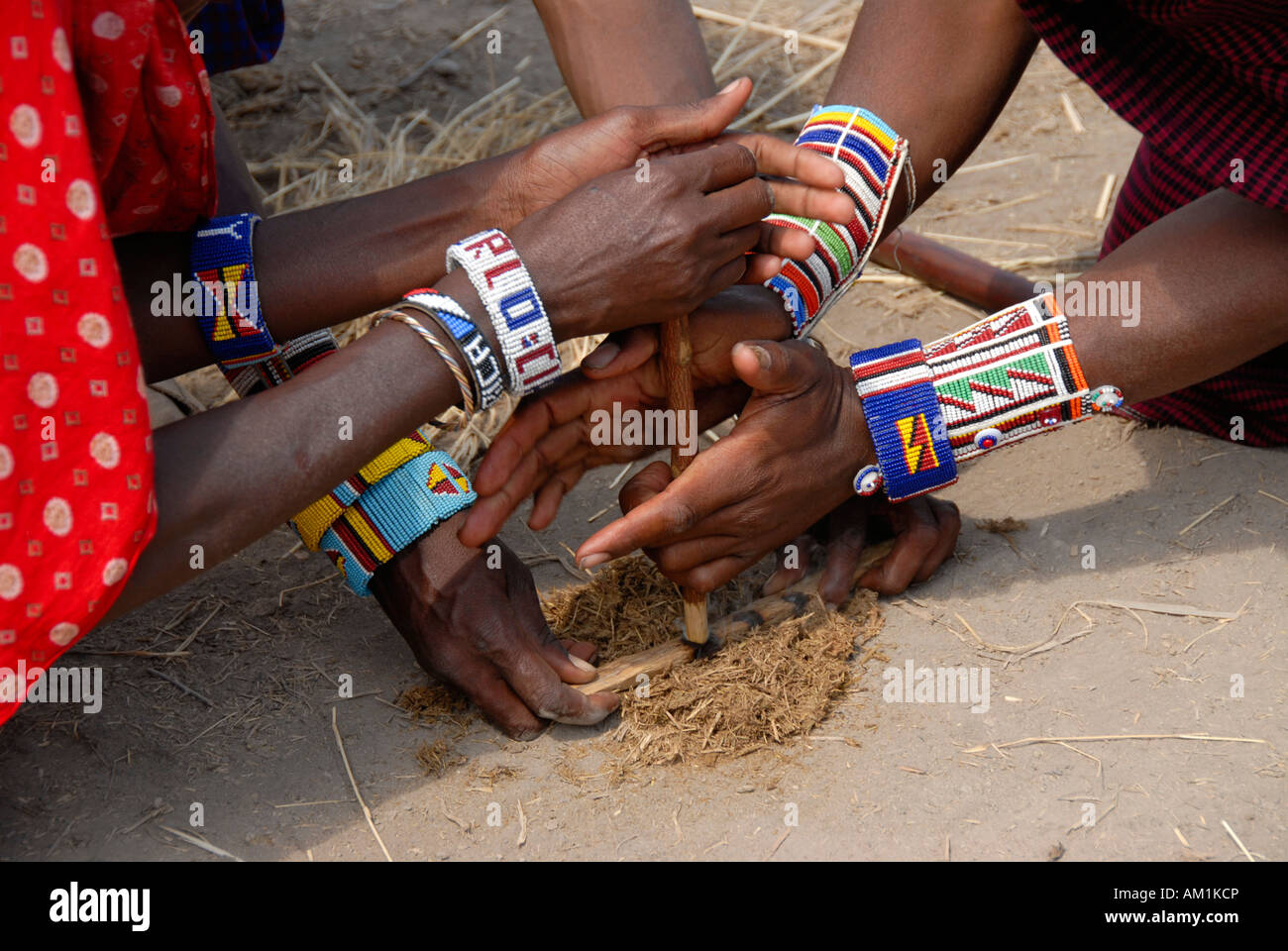 Massai machen Feuer mit ihren Händen Amboseli-Nationalpark Kenia Stockfoto