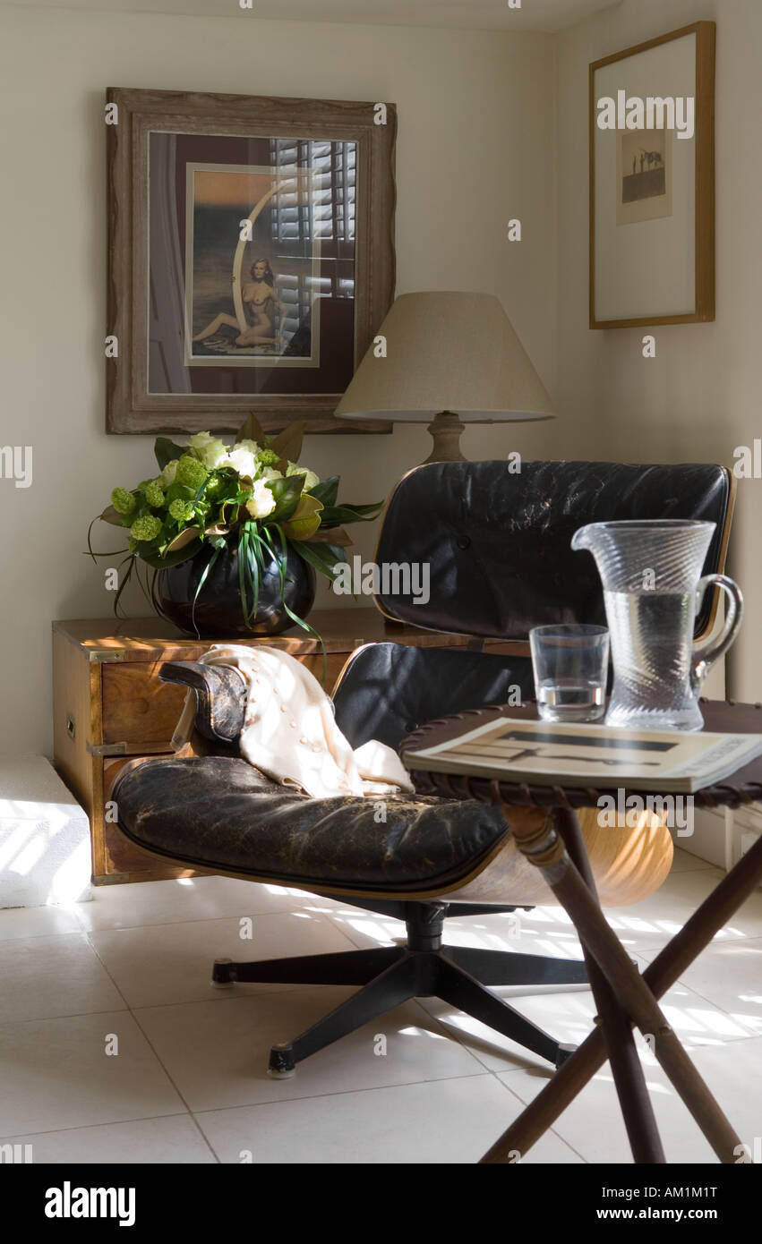 Leder Sessel und Kampagne Tabelle in Ferienwohnung in London Stockfoto