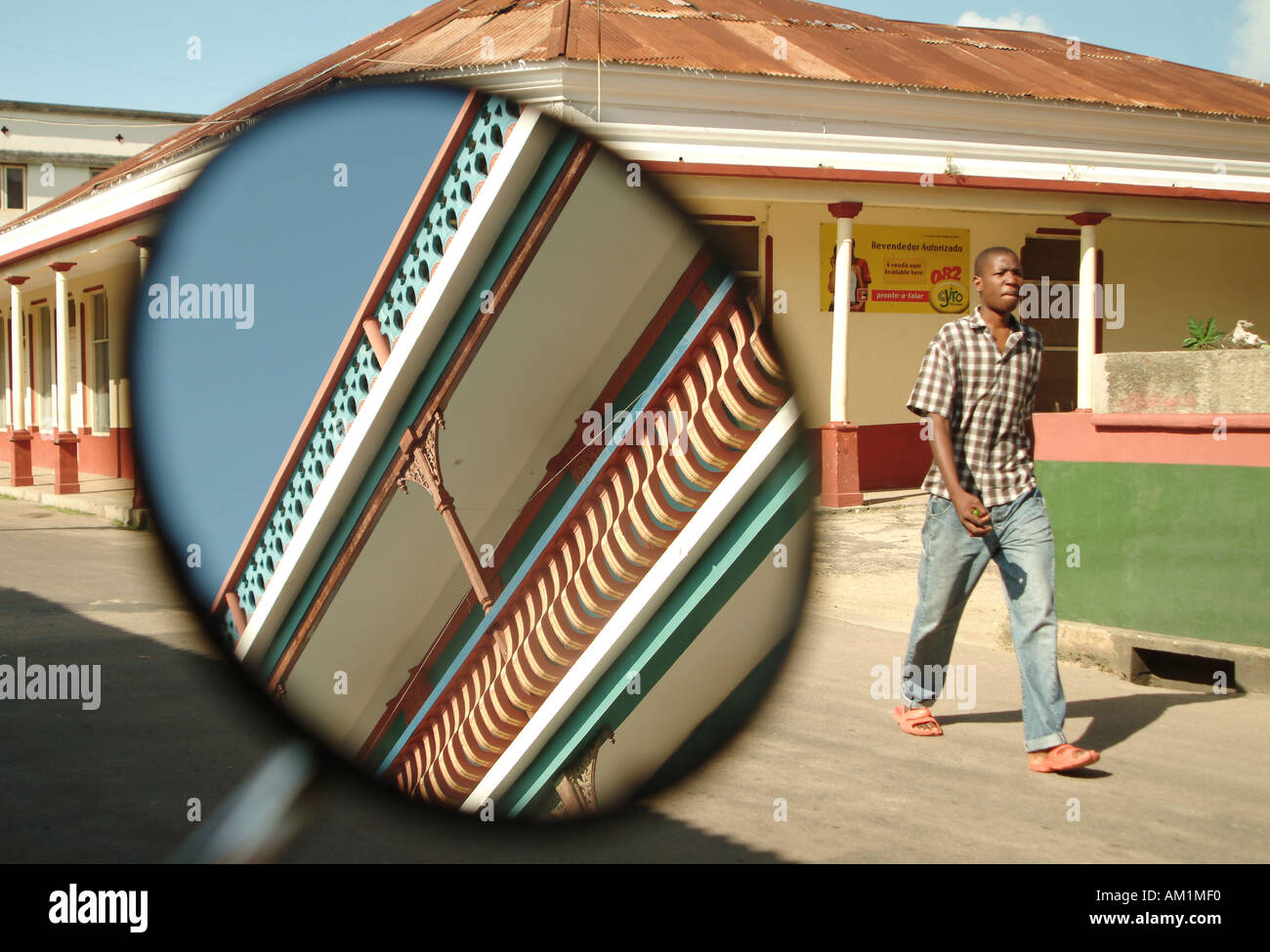 Inhambane Straßenszene und Kolonialarchitektur Reflexion im Spiegel. Inhambane, Mosambik, Südafrika Stockfoto