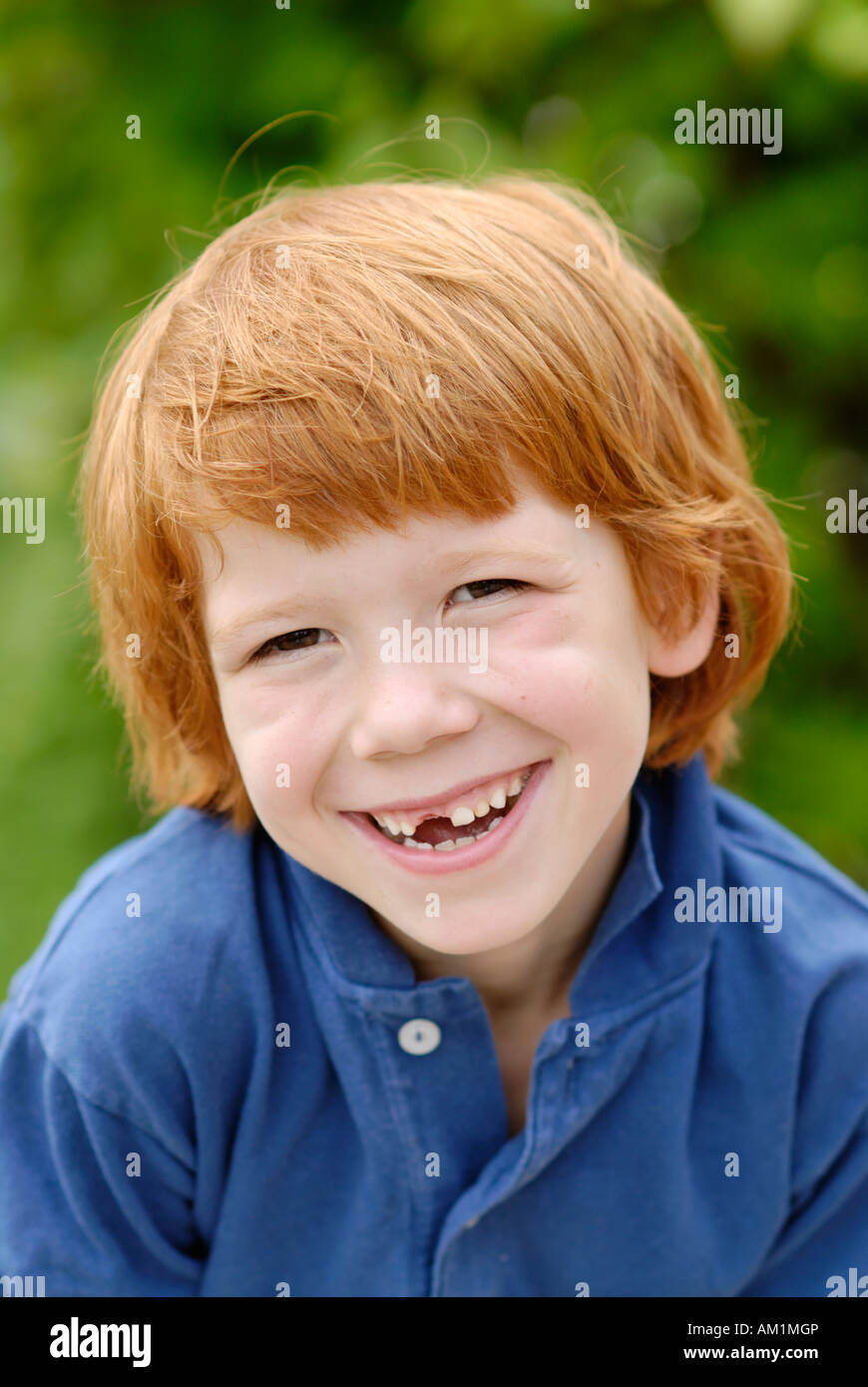 Junge mit einer Zahnlücke Lücke verliert seine Milchzähne Milchzähne Milch Stockfoto