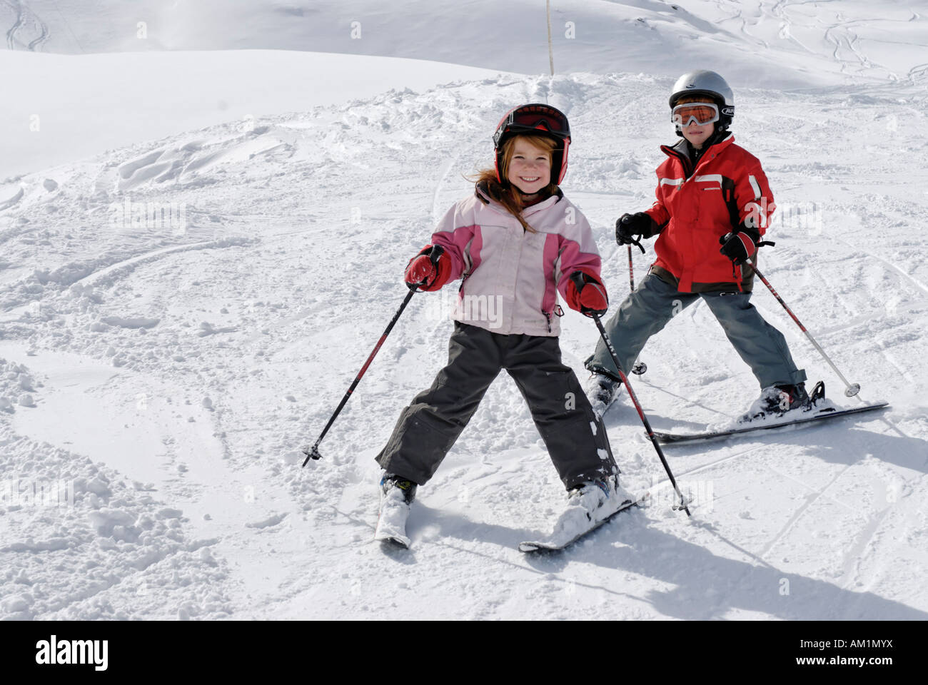 Zwei Kinder beim Skifahren in den Bergen Stockfoto