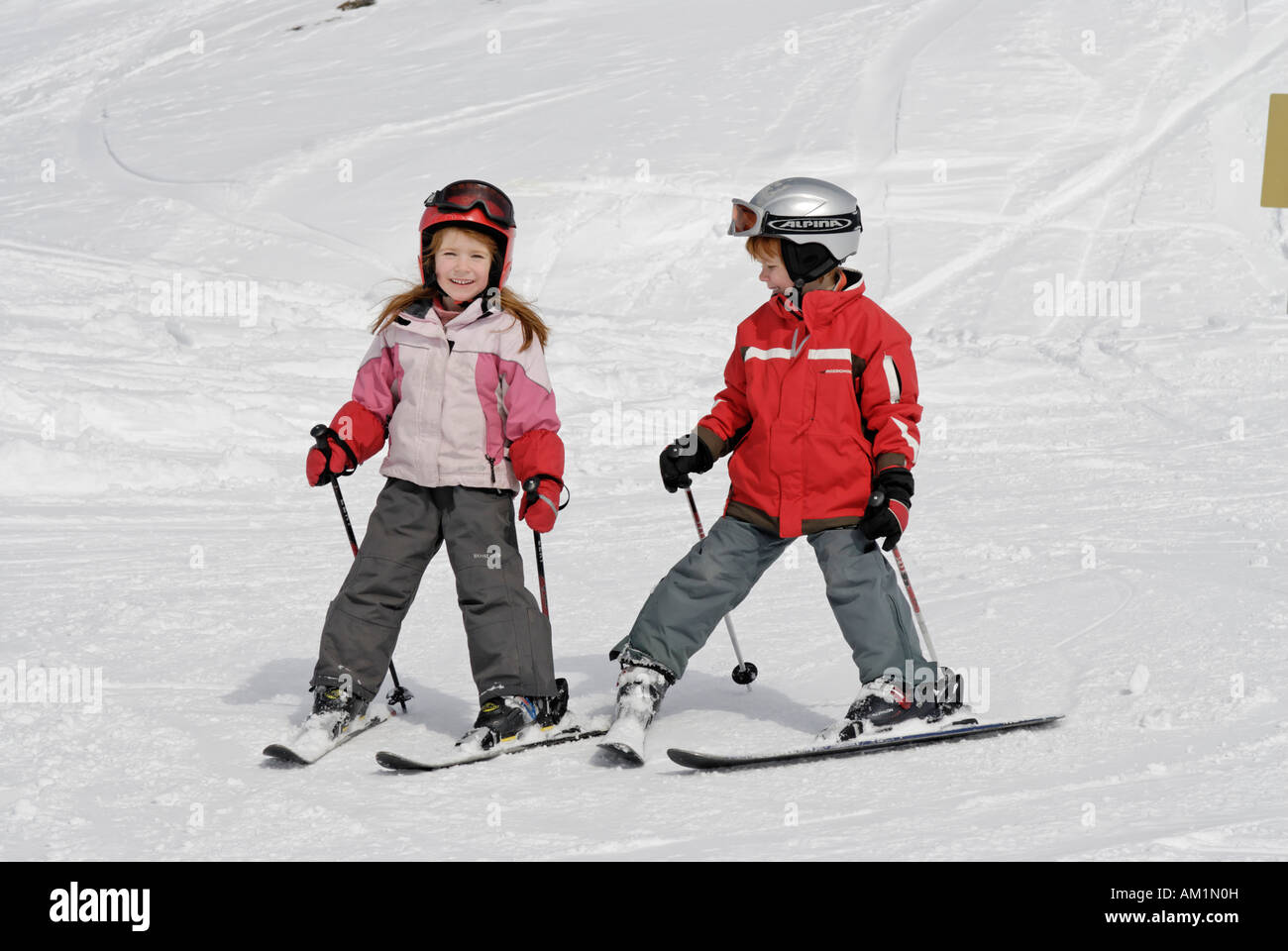 Zwei Kinder beim Skifahren in den Bergen Stockfoto