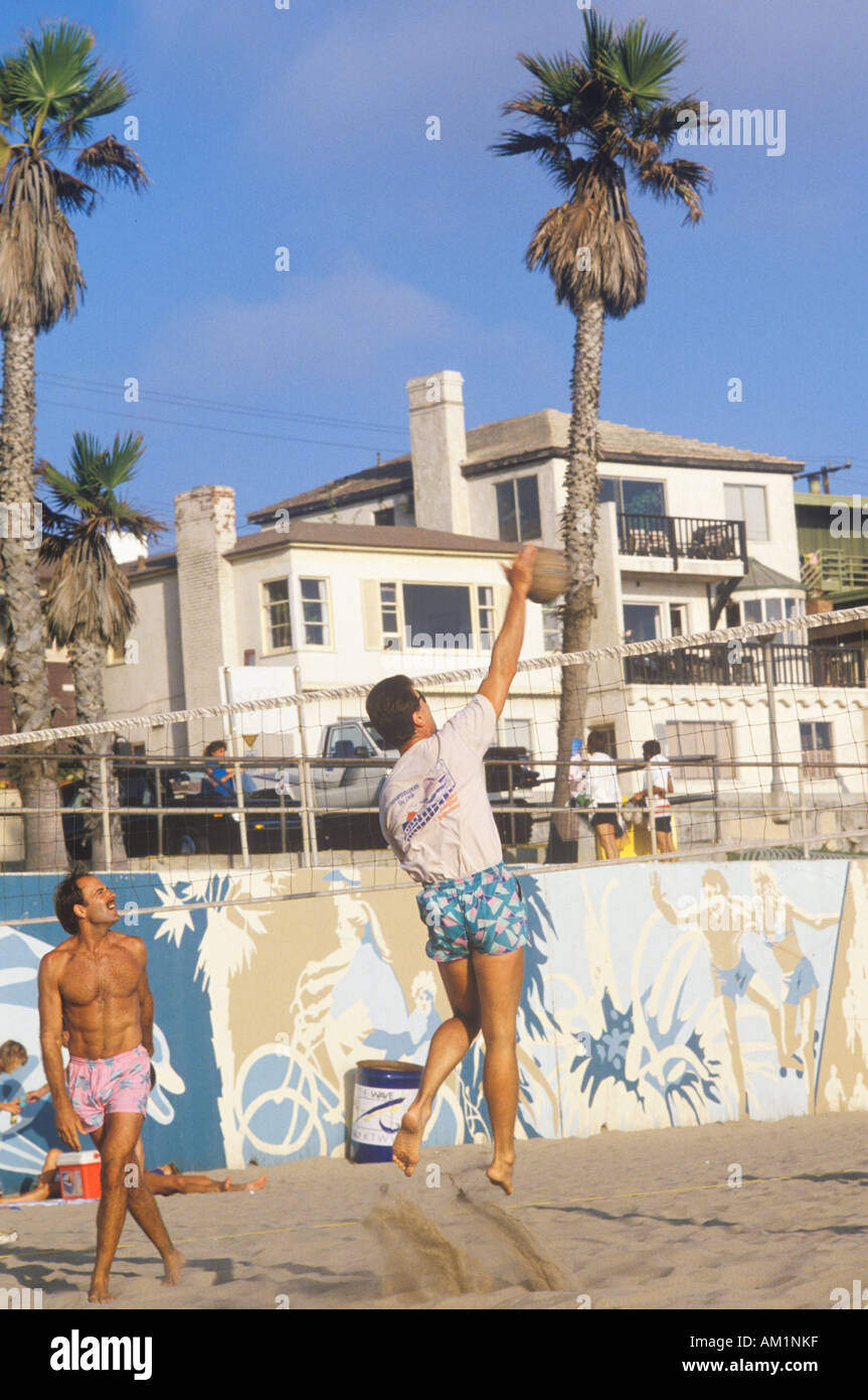 Spielen Sie Volleyball am Strand von Manhattan Beach Kalifornien Stockfoto
