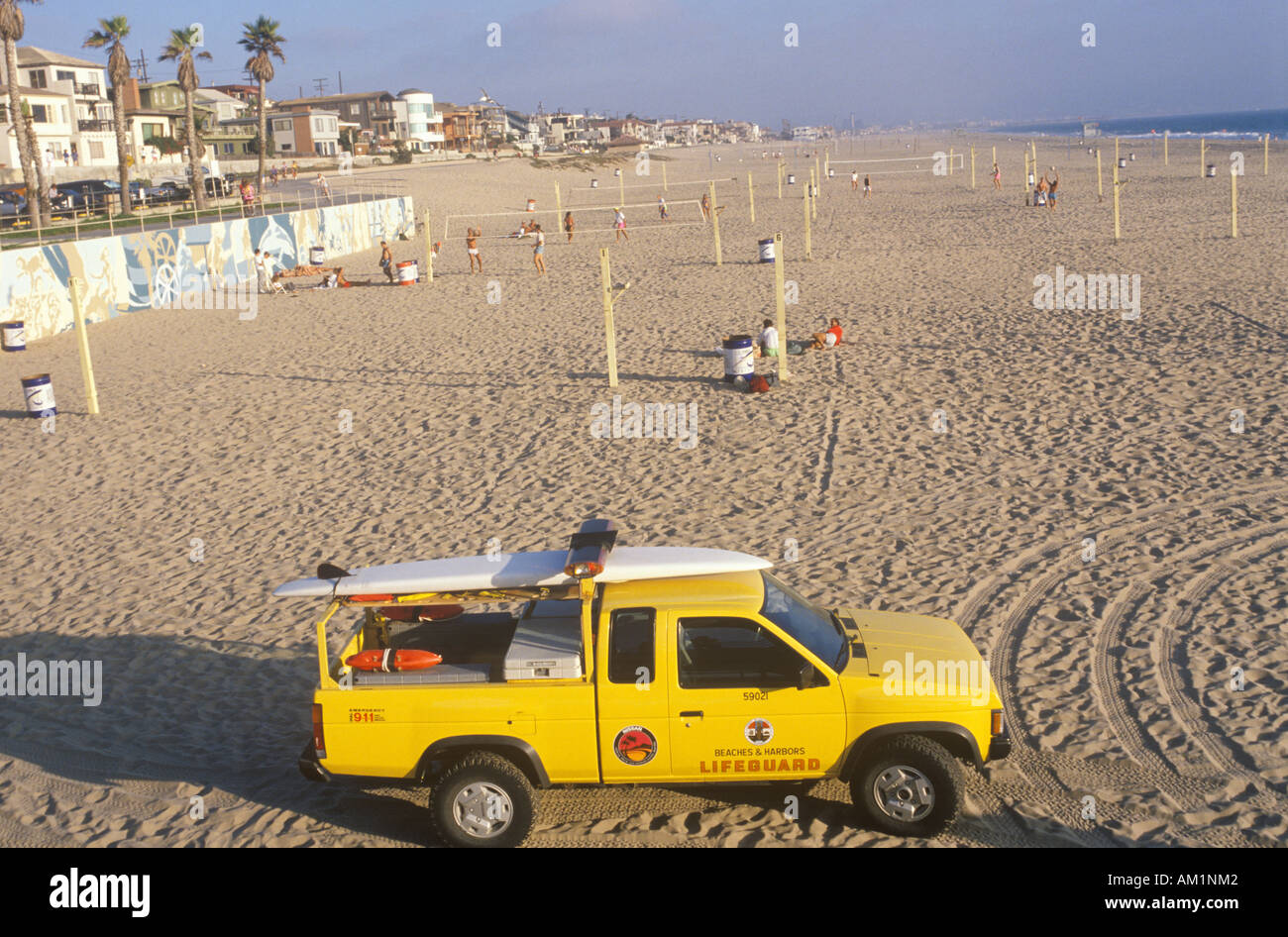 Gelber LKW Rettungsschwimmer am Strand Volleyball Manhattan Beach Kalifornien Stockfoto