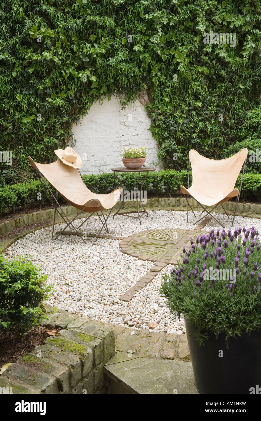 Liegestühle im Garten Stockfoto