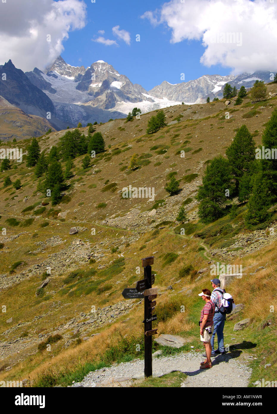 Wanderer an der Kreuzung, Schweizer Alpen, Schweiz Stockfoto