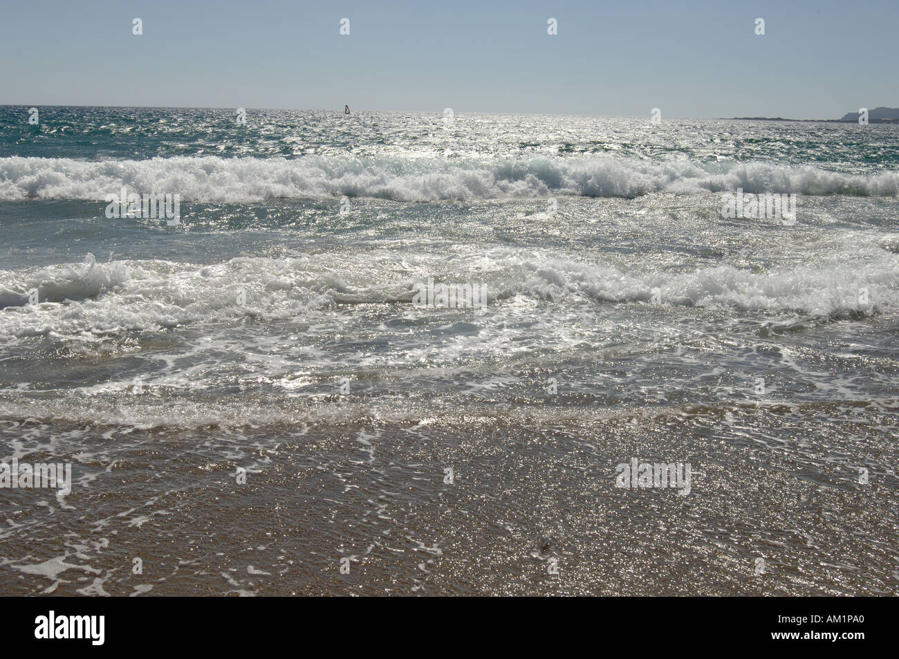 Wellen brechen auf dem Vorland in Paleochora im Süd Westen Kretas Stockfoto