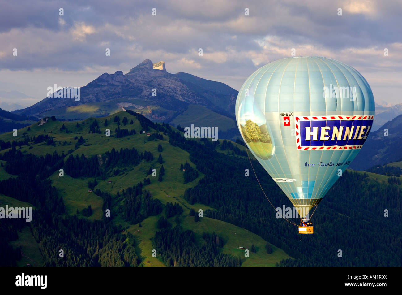 Heißluftballon vor Gipfel Tour d'Ai, Tour de Mayen, Chateau-d ' Oex, Schweiz Stockfoto