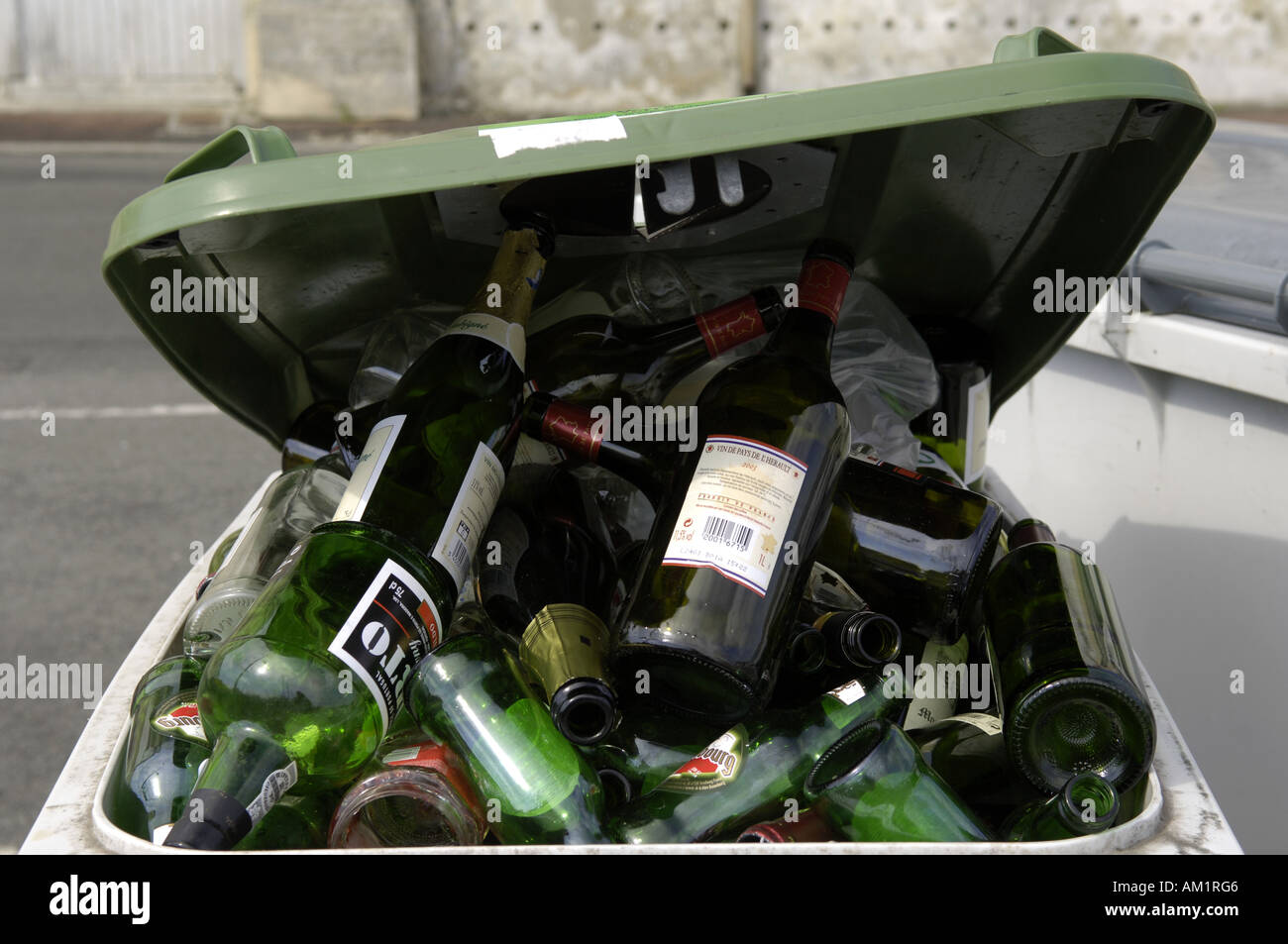 Flasche Entsorgung Leergut leere Alkohol Wein vin Vino voll trinken Binge  Konzept Alkohol Charente Charentais maritime Frankreich frenc  Stockfotografie - Alamy