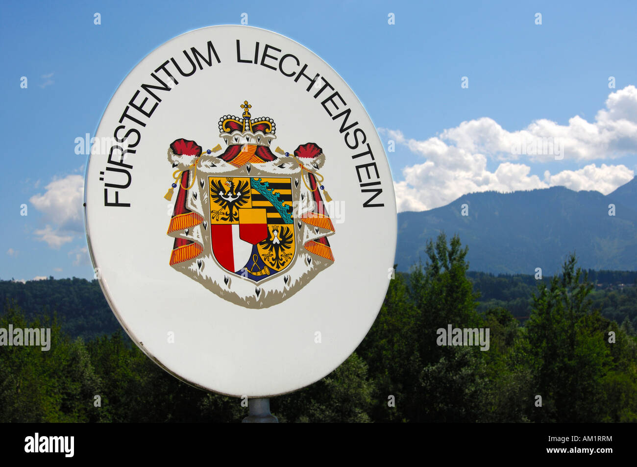 Abgrenzung der nationalen Grenze Grenze Schild mit Staatswappen der Nation, Fürstentum Liechtenstein Stockfoto