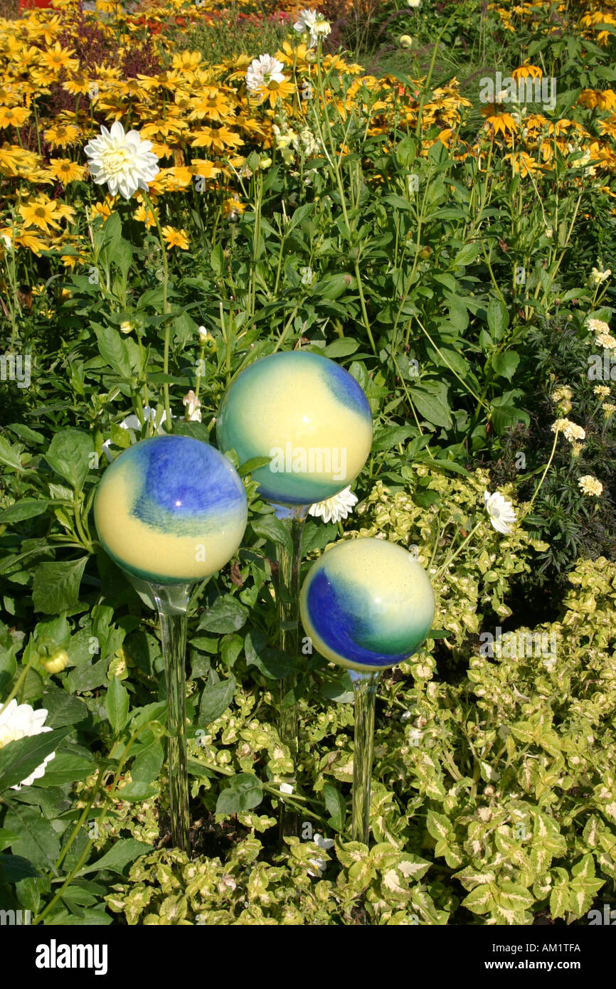 verblasste blaue geschönten gelbe Runde Garten Glaskugeln Buga 2005