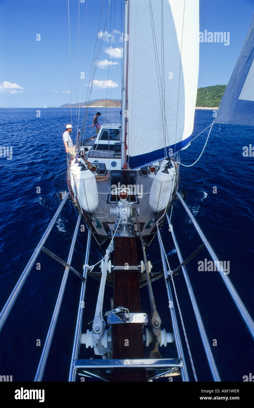 Segelboot mit Satz Segel, Kroatien Stockfoto