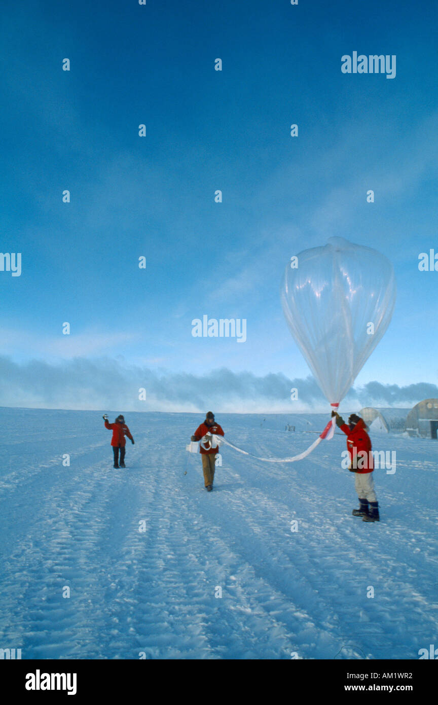 Antarktis Südpol uns Amundsen Scott South Pole Station drei Figuren starten einen Wetterballon Ozonwerte zu messen Stockfoto