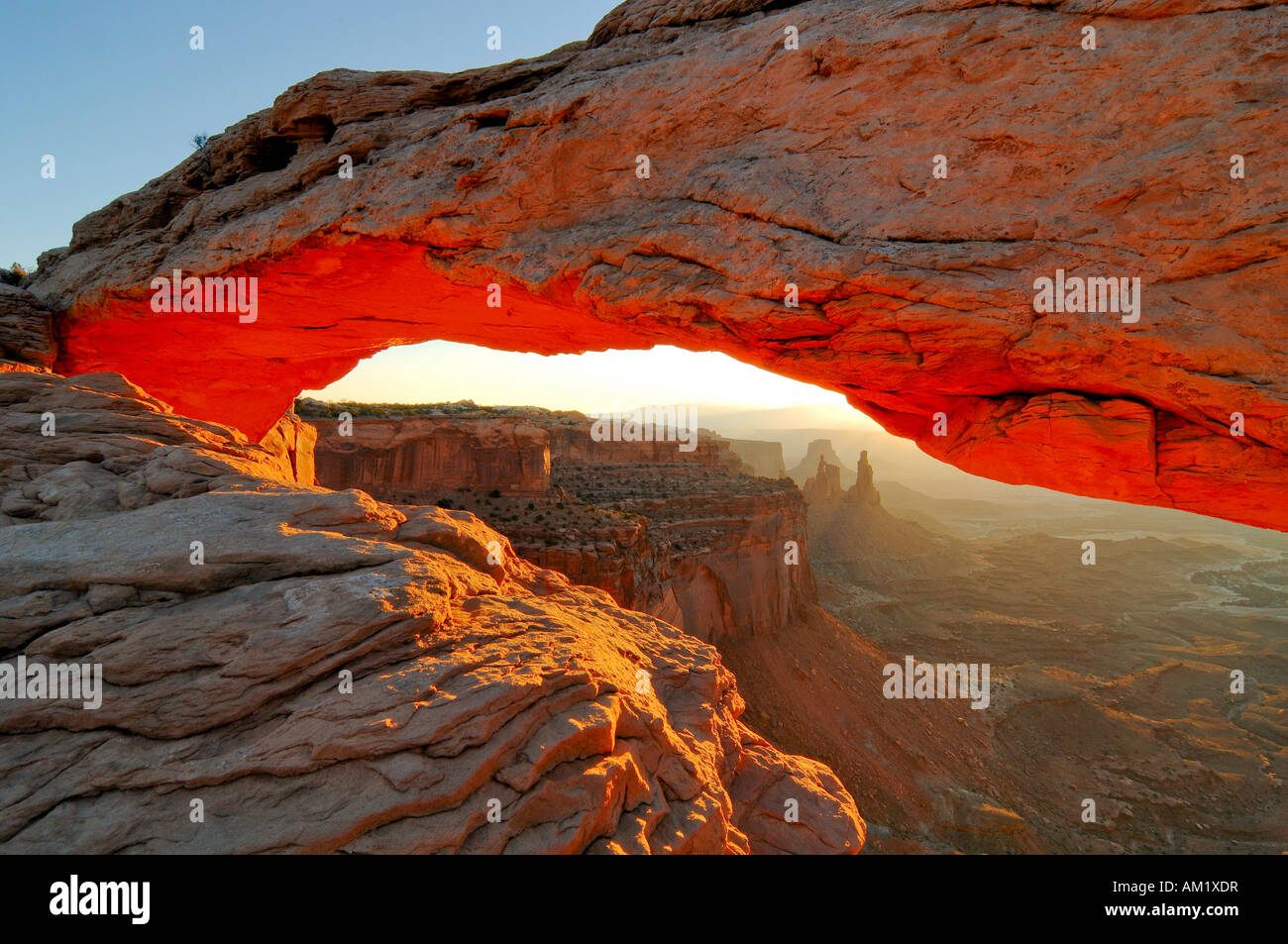 Mesa Arch im Morgengrauen, Canyonlands National Park, Utah, USA Stockfoto