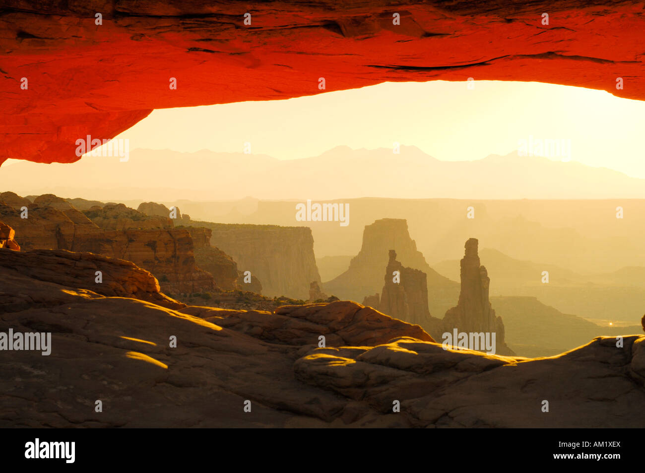 Mesa Arch im Morgengrauen, Canyonlands National Park, Utah, USA Stockfoto