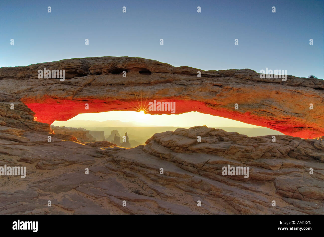 Mesa Arch im Morgengrauen, Canyonlands National Park, Utah, USA Stockfoto