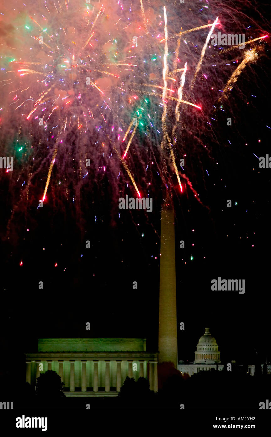 Fourth Of July Feier mit einem Feuerwerk explodiert über das Lincoln Memorial Washington Monument und U S Capitol Washington D Stockfoto