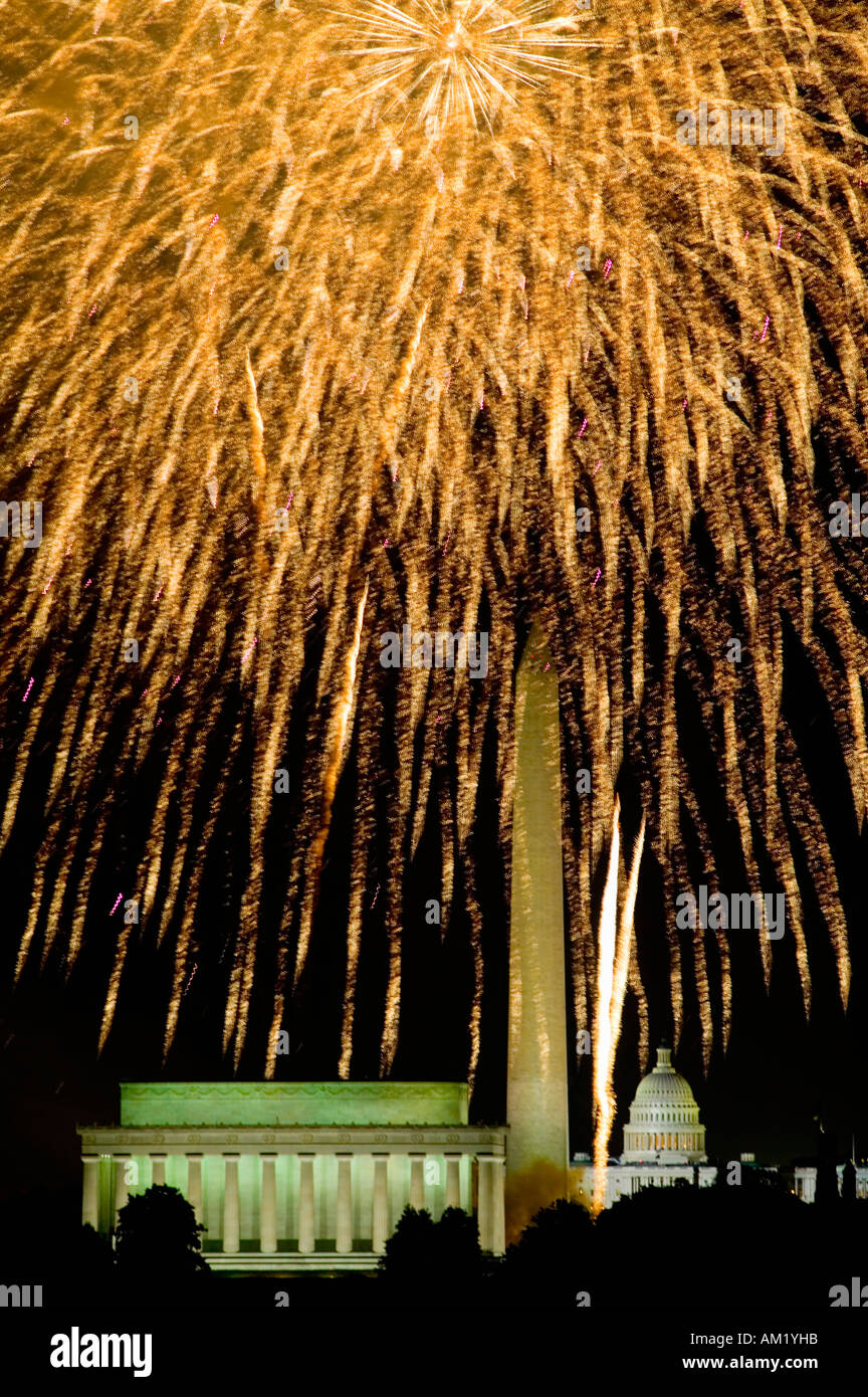 Fourth Of July Feier mit einem Feuerwerk explodiert über das Lincoln Memorial Washington Monument und U S Capitol Washington D Stockfoto