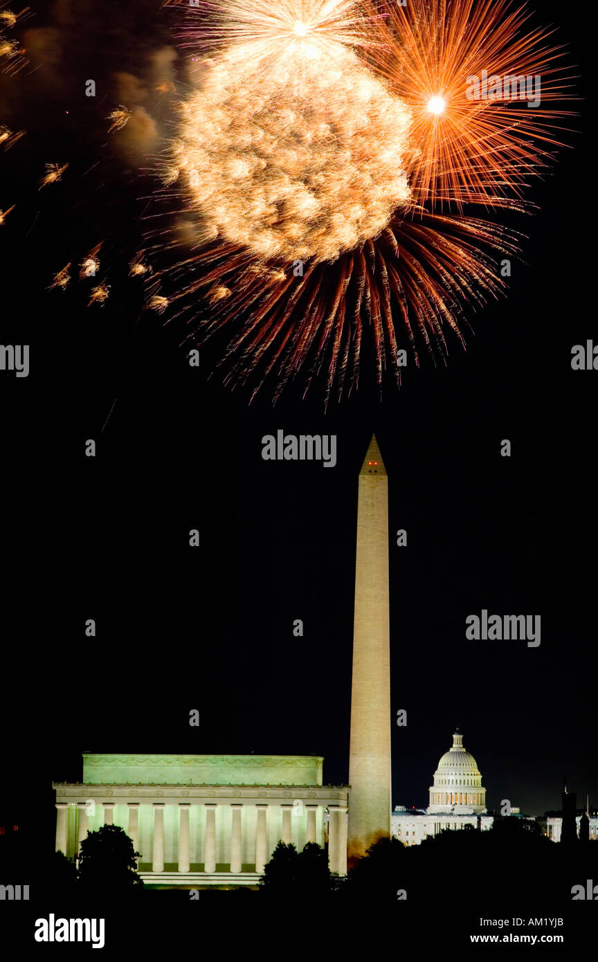 Fourth Of July Feier mit einem Feuerwerk explodiert über das Lincoln Memorial Washington Monument und U S Capitol Washington D Stockfoto