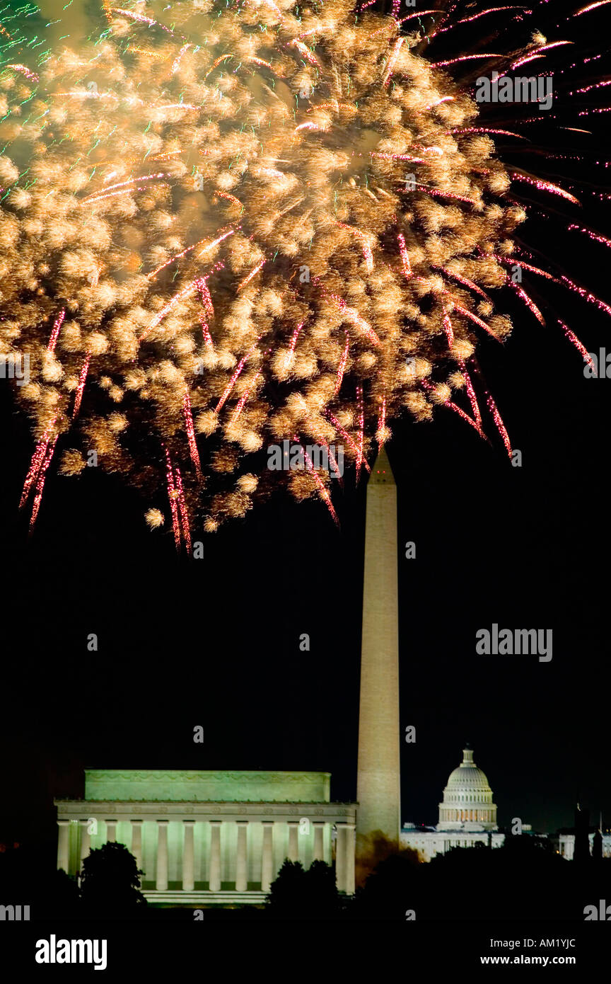 Fourth Of July Feier mit einem Feuerwerk explodiert über das Lincoln Memorial Washington Monument und U S Capitol Washington D Stockfoto