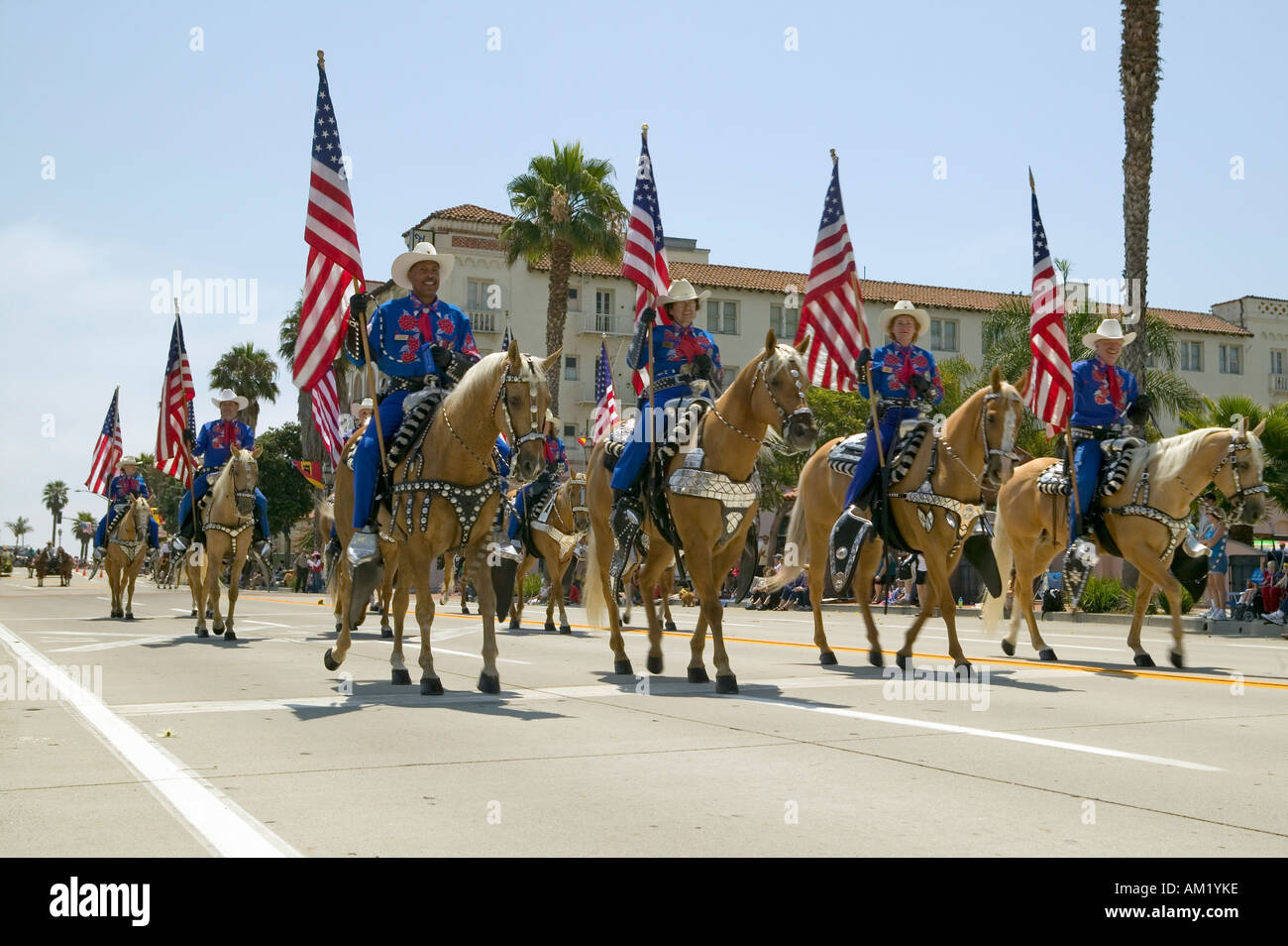Cowboys mit amerikanischen Flaggen angezeigt während der Öffnungszeiten Tagesparade State Street Santa Barbara CA Old Spanish Tage marschieren Stockfoto