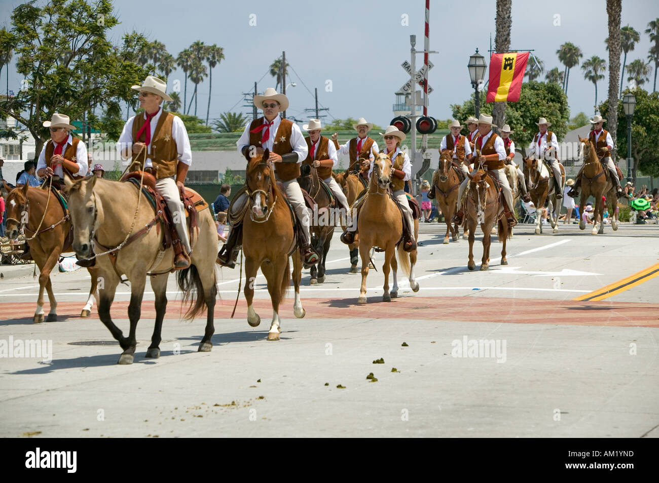 Cowboys, die Straße runter während Eröffnungstag Reiten parade, State Street Santa Barbara CA Old Spanish Tage Fiesta Stockfoto