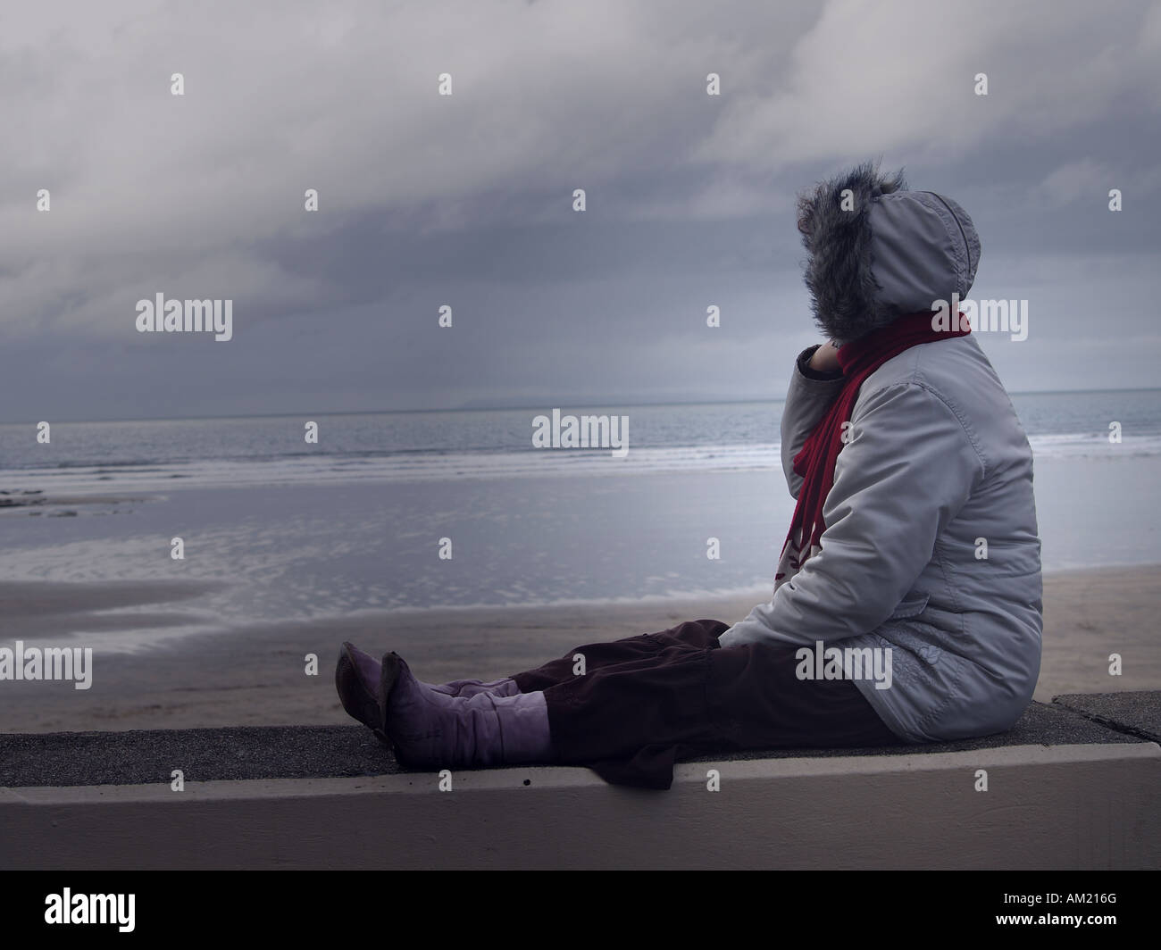 Junge Frau, Blick auf das Meer an einem winterlichen Tag westward Ho Devon U K 27. November 2007 Stockfoto