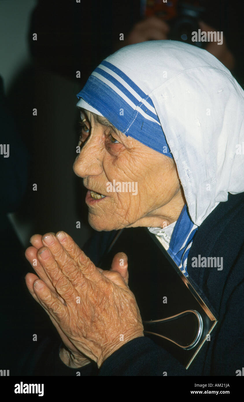 Indien in Südasien West Bengal Kalkutta Profil von Mutter Teresa mit Händen gehalten im Gebet Stockfoto