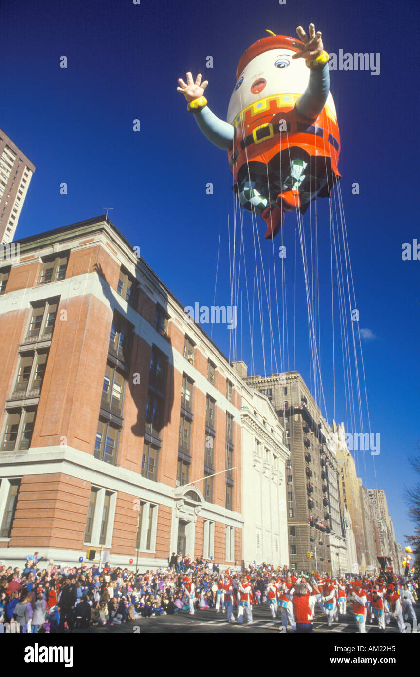 Humpty Dumpty Ballon und Handler Macy s Thanksgiving Day Parade New York City NewYork Stockfoto