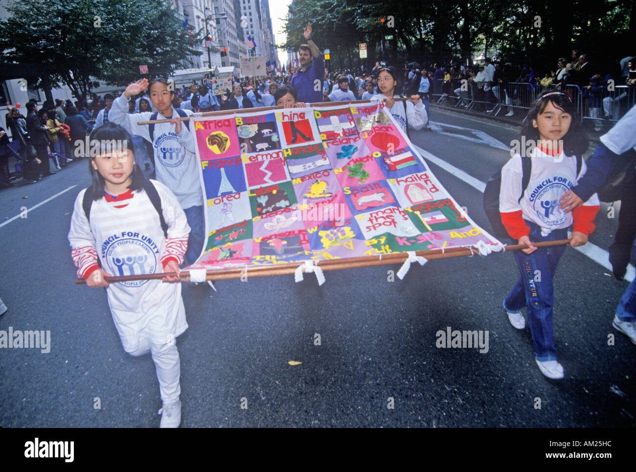 Asiatische Kinder die Multi national Flagge am Columbus Day Parade in New York City New York Stockfoto