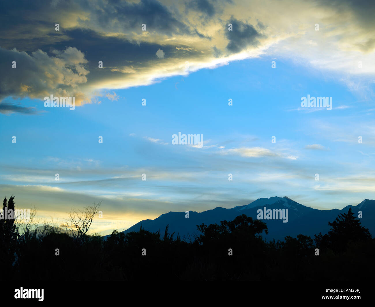 Sonnenuntergang am La Querencia mit den Anden im Hintergrund Stockfoto