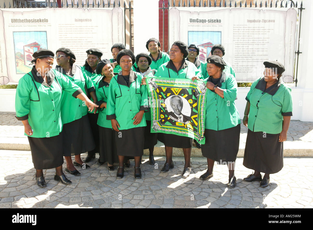 ANC Women League vor dem Regierungsgebäude in Kapstadt, hält eine Fahne von Nelson Mandela, Cape Town, Südafrika Stockfoto