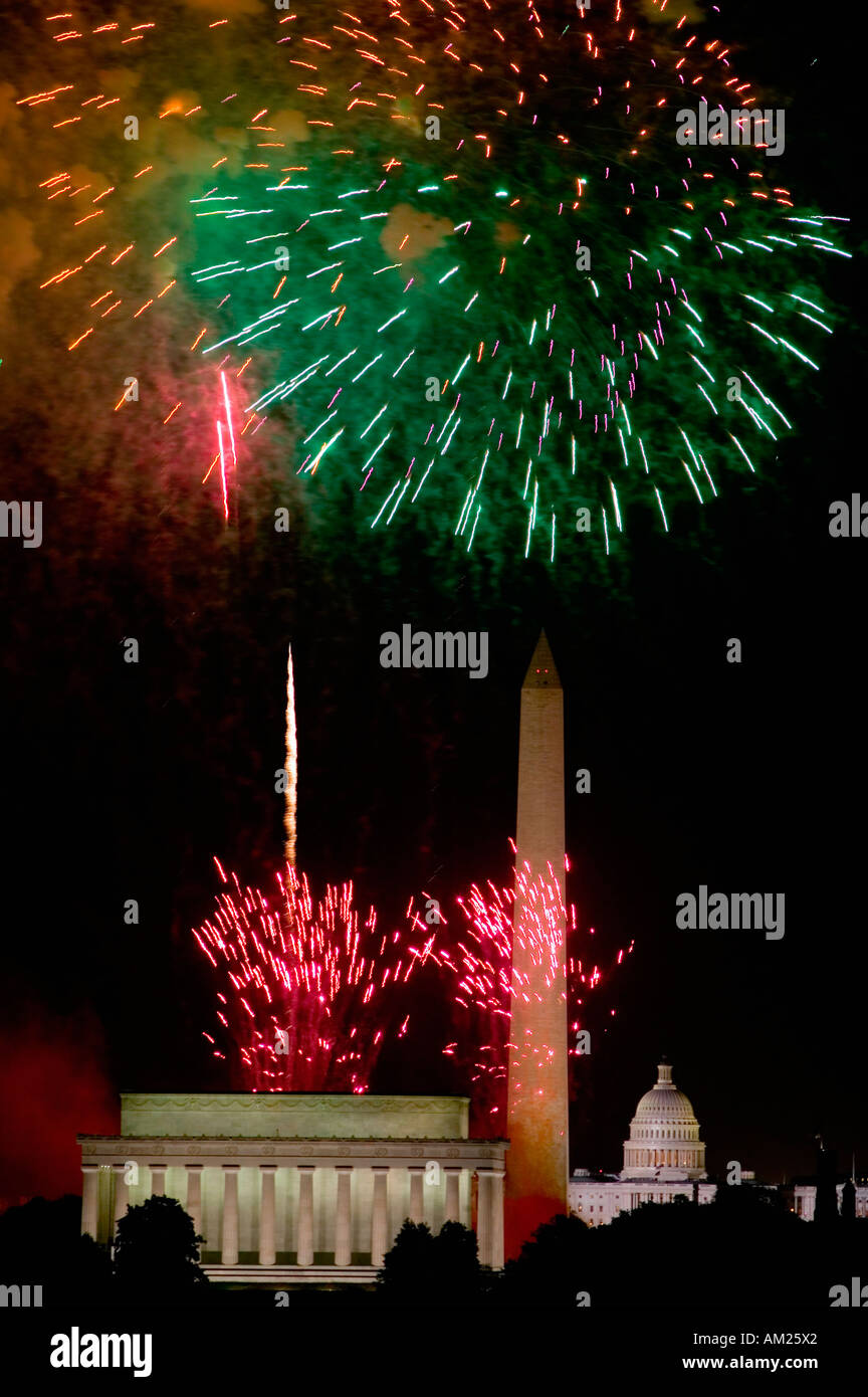 Fourth Of July Feier mit einem Feuerwerk explodiert über das Lincoln Memorial Washington Monument und U S Capitol Washington D Stockfoto