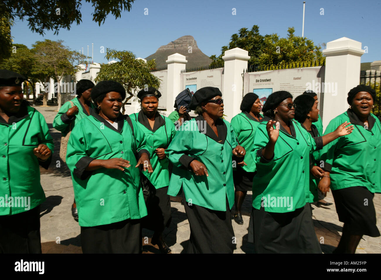 ANC-Frauen-Liga vor dem Regierungsgebäude in Kapstadt, Südafrika Stockfoto