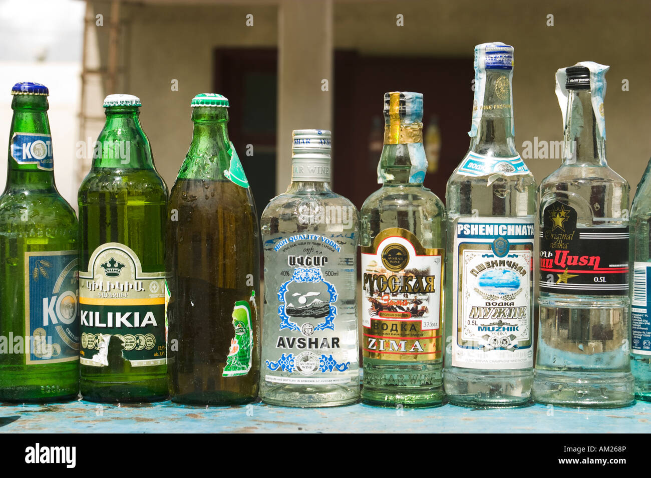 Armenien Spitak Folge von Alkohol und trinken Schnapsflaschen an am Straßenrand stand Lebensmitteletiketten in Russisch und Armenisch Stockfoto