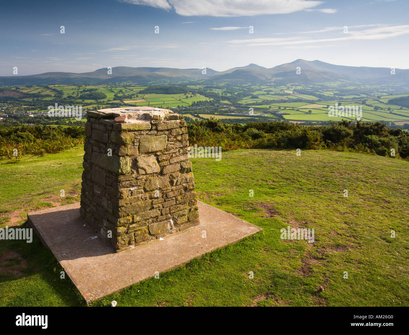 Trigonometrischen Punkt an der Oberseite des Pen y Crug Burgberg mit Blick auf Brecon und die Usk Valley Brecon Beacons National Park Wales UK Stockfoto