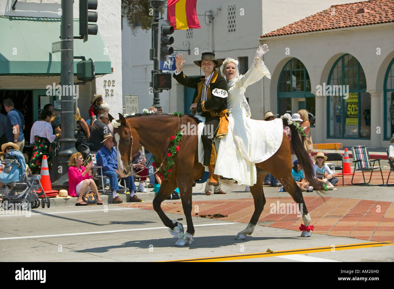 Braut und Bräutigam in spanischen Outfits Reitpferd zusammen während der Öffnungszeiten Tagesparade unten State Street Santa Barbara CA alt Stockfoto