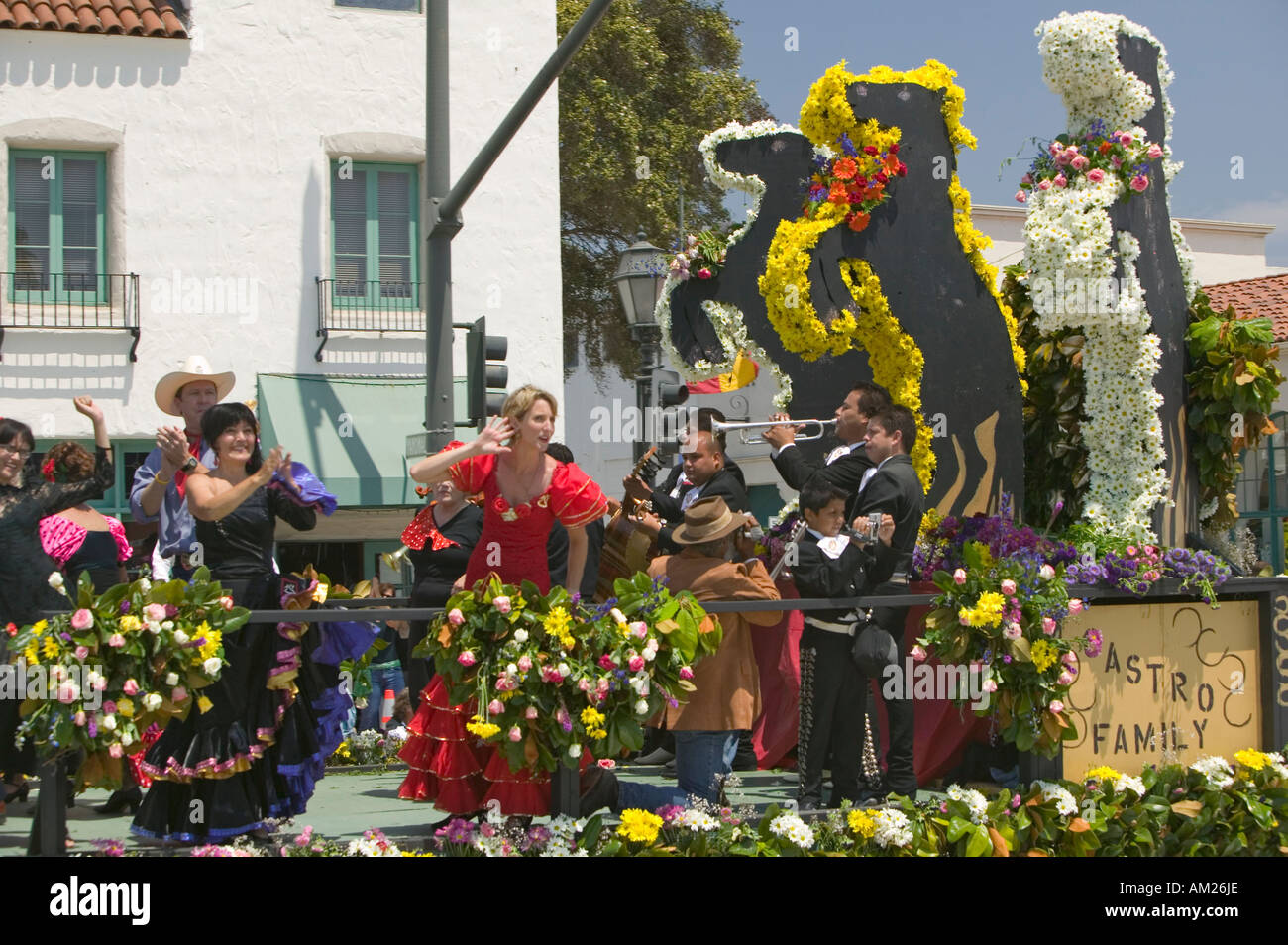 Frau, die Durchführung von Flamenco-Tanz auf Parade Float während der Öffnungszeiten Tagesparade State Street Santa Barbara CA Old Spanish Tage Stockfoto