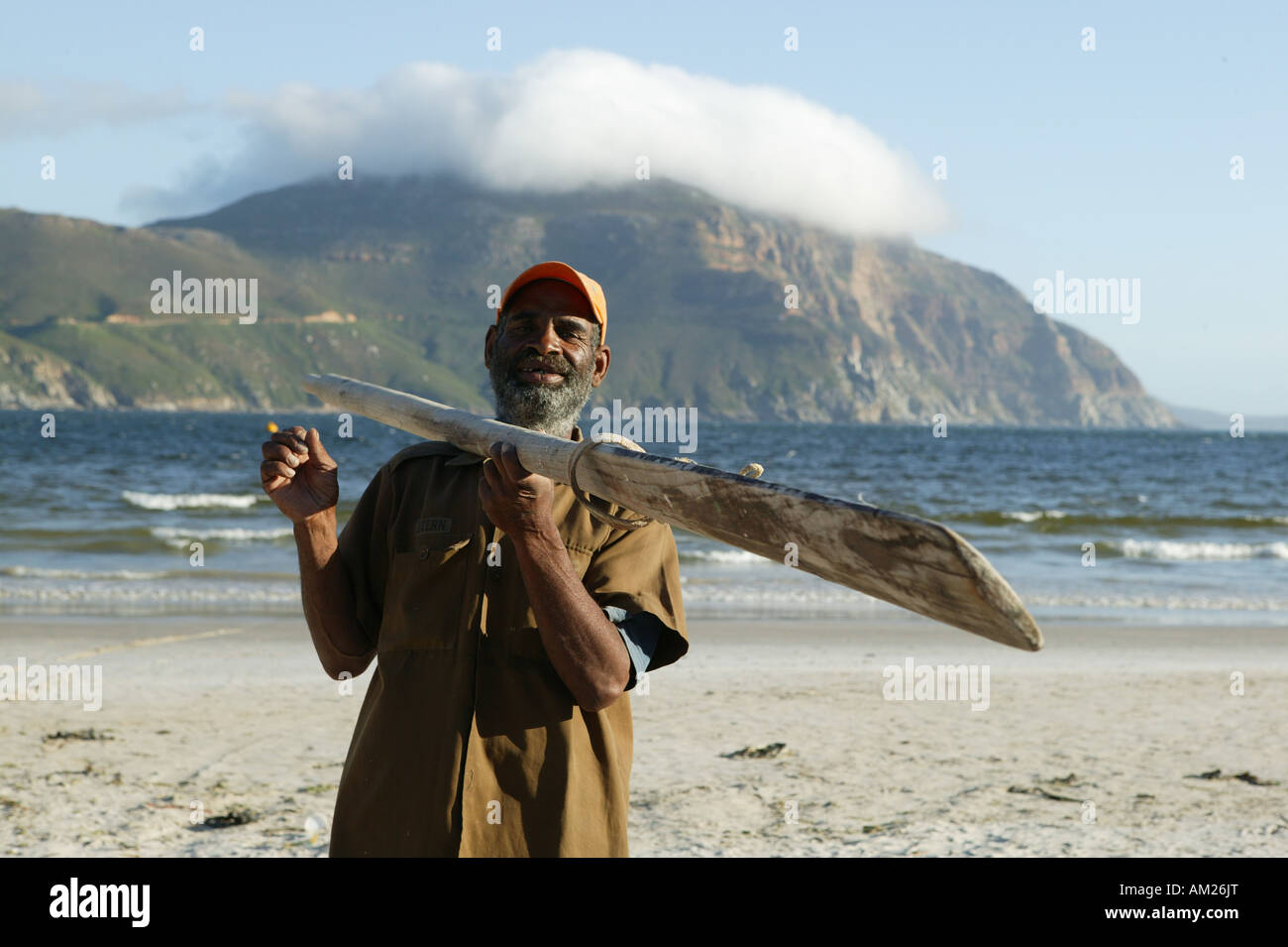 Fisher mit einem Paddel, Hout Bay in der Nähe von Cape Town, Südafrika, Afrika Stockfoto