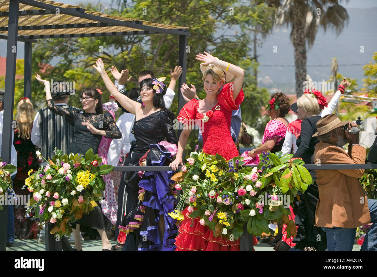 Frau, die Durchführung von Flamenco-Tanz auf Parade Float während der Öffnungszeiten Tagesparade State Street Santa Barbara CA Old Spanish Tage Stockfoto