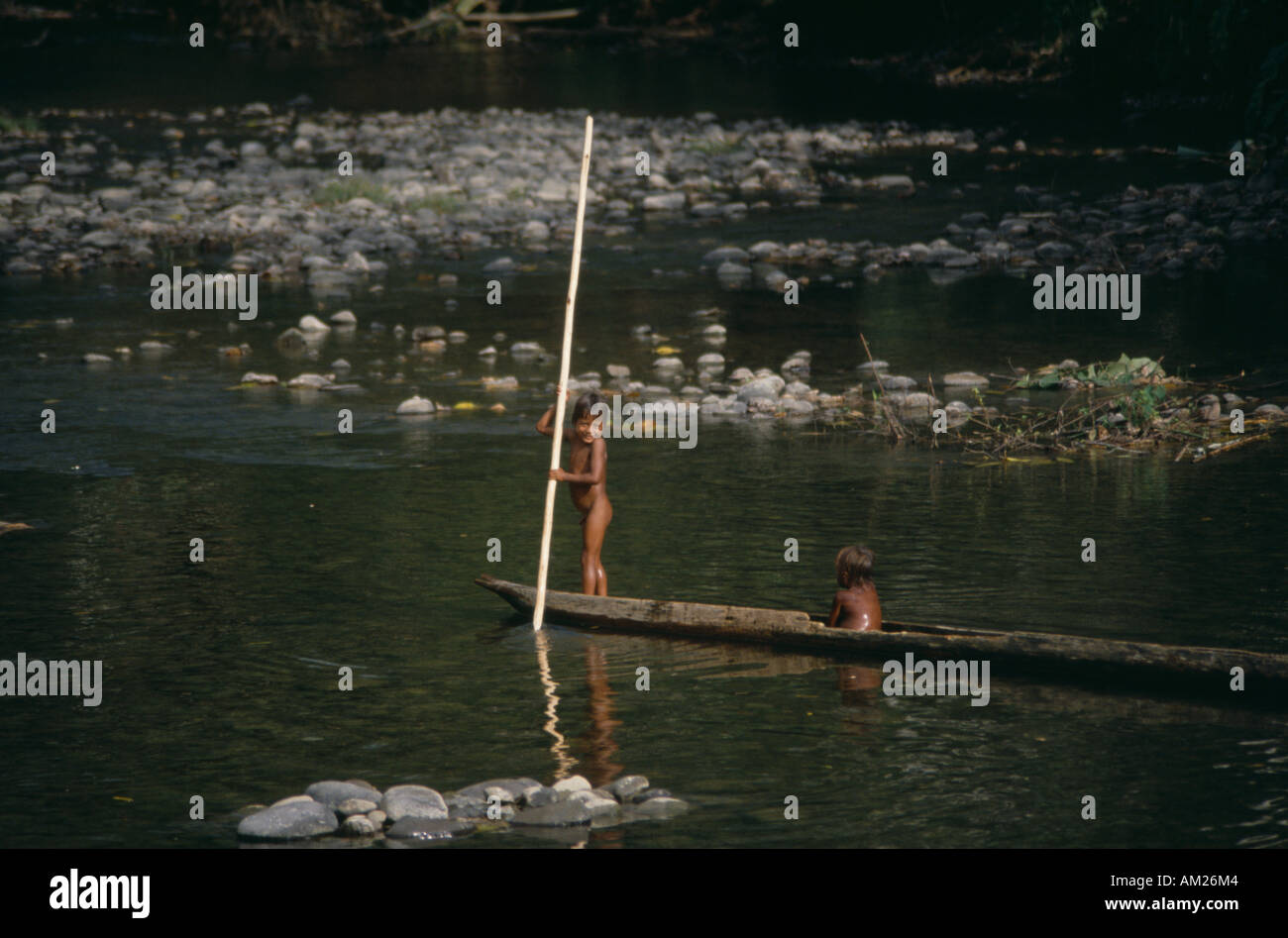 PANAMA in Mittelamerika Embera indische Kinder auf hölzernen Kanu im Fluss. Formal Choco oder Chocoes von Darien Stockfoto