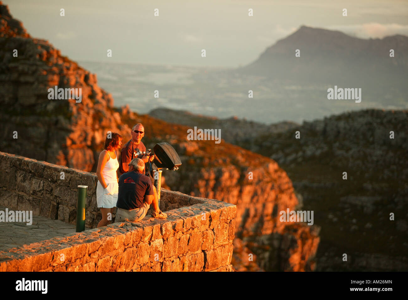 Besucher genießen den Sonnenuntergang vom Tafelberg, Kapstadt, Südafrika Stockfoto