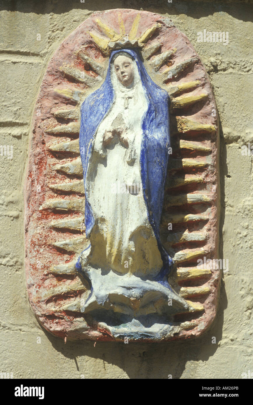 Eine Statue der Jungfrau Maria ist in einem 1771 San Gabriel Mission Museum in Kalifornien gefunden. Stockfoto