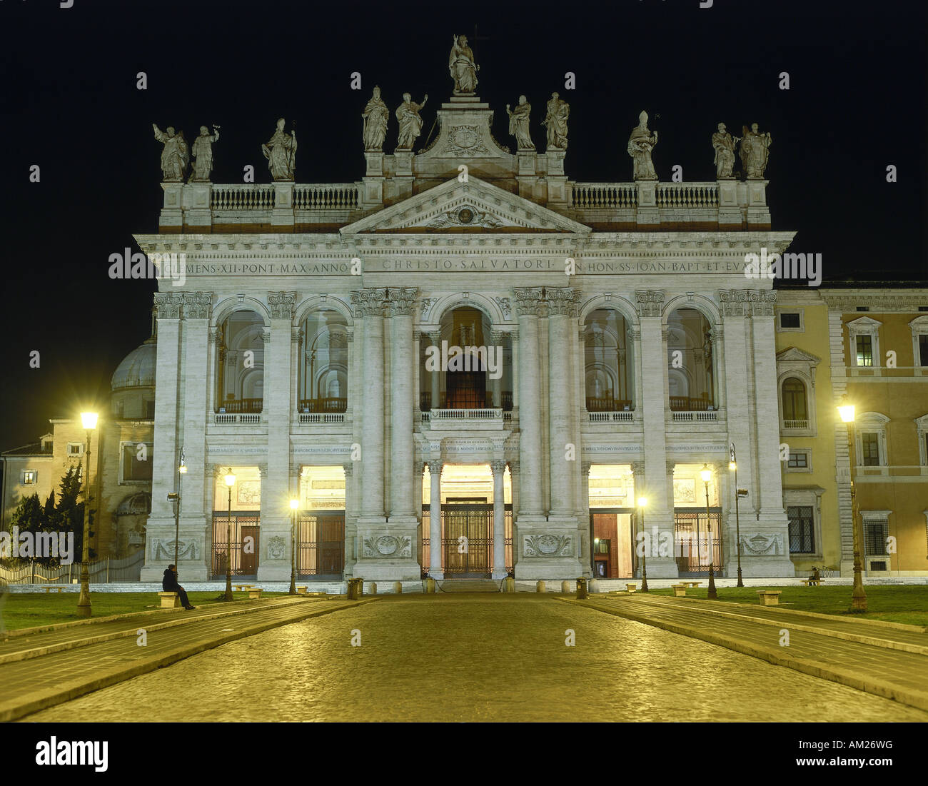Geographie/Reisen, Italien, Rom, Kirchen, Basilika St. Johann im Lateran, gebaut: 313 - 314 AD, Umstellung: 16. - 18. Jahrhundert, barocke Fassade von Alessandro Galilei, 1735, Außenansicht, Nachtaufnahme, Additional-Rights - Clearance-Info - Not-Available Stockfoto