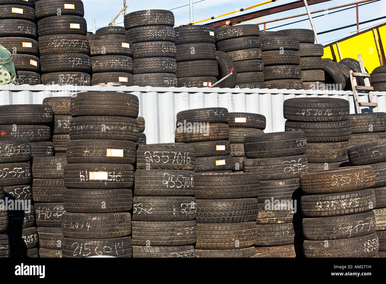 alte Reifen, gebrauchte Reifen, runderneuerte Reifen, Transport, Pkw, LKW  Stockfotografie - Alamy