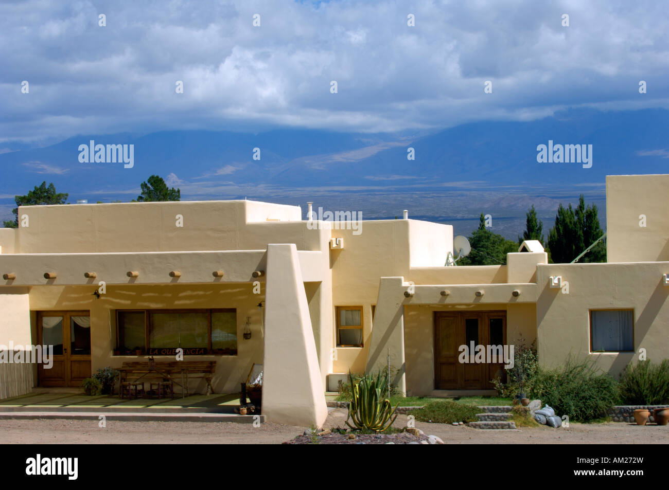 La Querencia ein Hotel im Adobe Stil im Calingasta Tal am Barreal Stockfoto